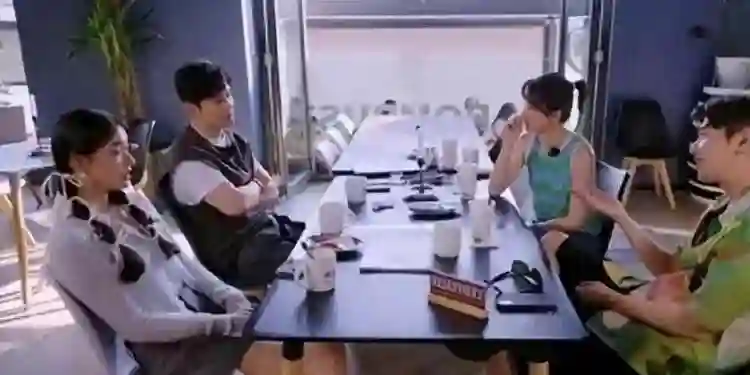 高圆圆母女国外吃麻辣烫！6岁女儿脸黑似赵又廷，美貌未遗传？