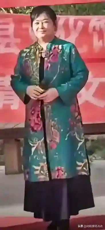 赵丽颖母亲首次曝光，穿大花衣服很富贵，原来女儿随妈是真的！