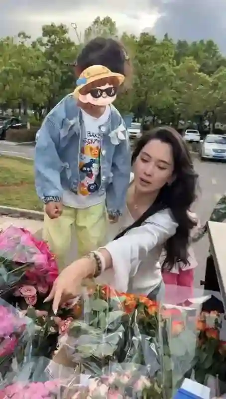 森林北街头送花逆转口碑！抱娃宠女细节曝光，汪峰这次押对宝了