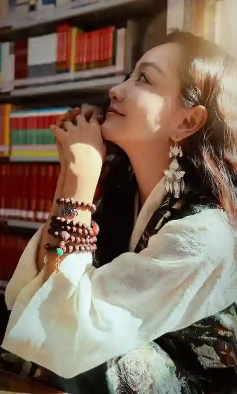 不敢相信！杨蓉已经43岁了！穿吊带裙风韵犹存，身材绝佳呀！