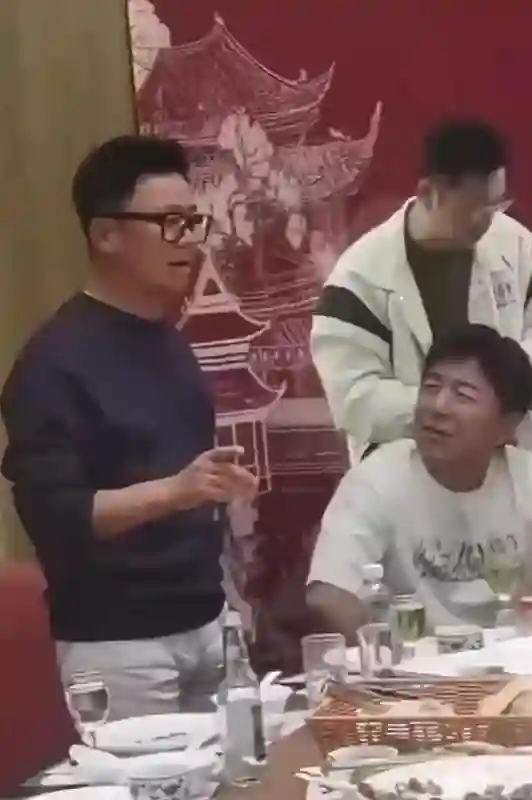 章子怡娇俏，乌尔善带妻子来吃饭，肖央喝整瓶啤酒，陈凯歌领杯！