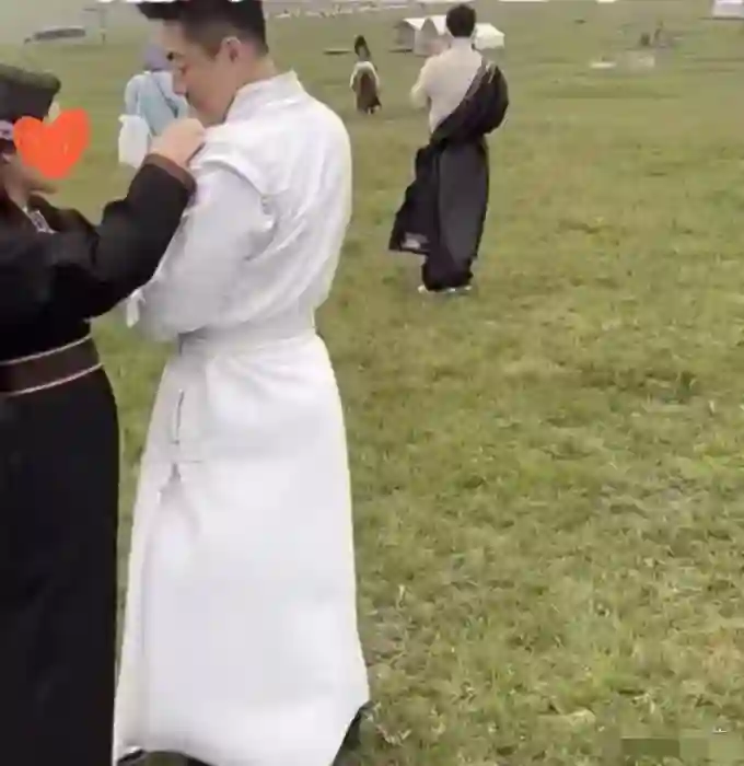 汪小菲无视S妈嘱托，曝光俩孩子正面照，玥儿太像大S、霖儿很清秀