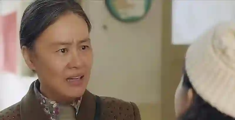 明明年轻时很温柔，中年后却凶相毕露，这几位明星面相“不好惹”