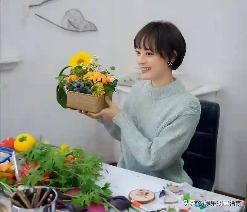 看了不合群的孙俪，再看不合群的赵丽颖，才知她们到底聪明在哪里
