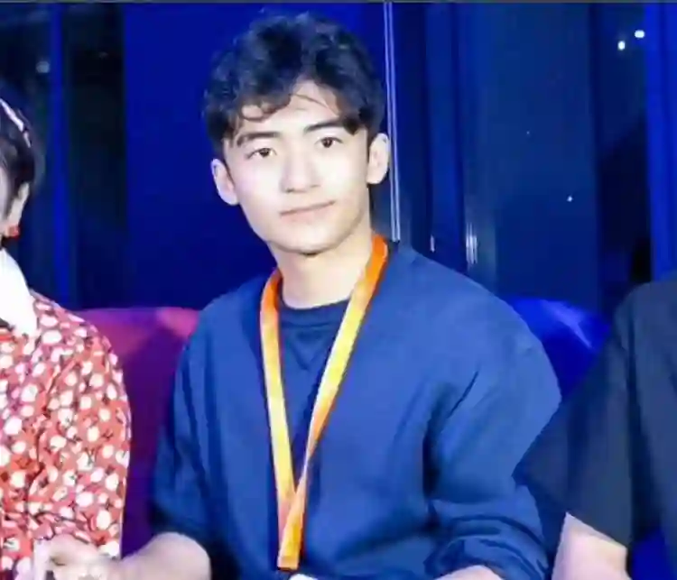 谢霆锋长子太硬核!摔断手腕笑对伤痛,学霸+运动狂魔颠覆