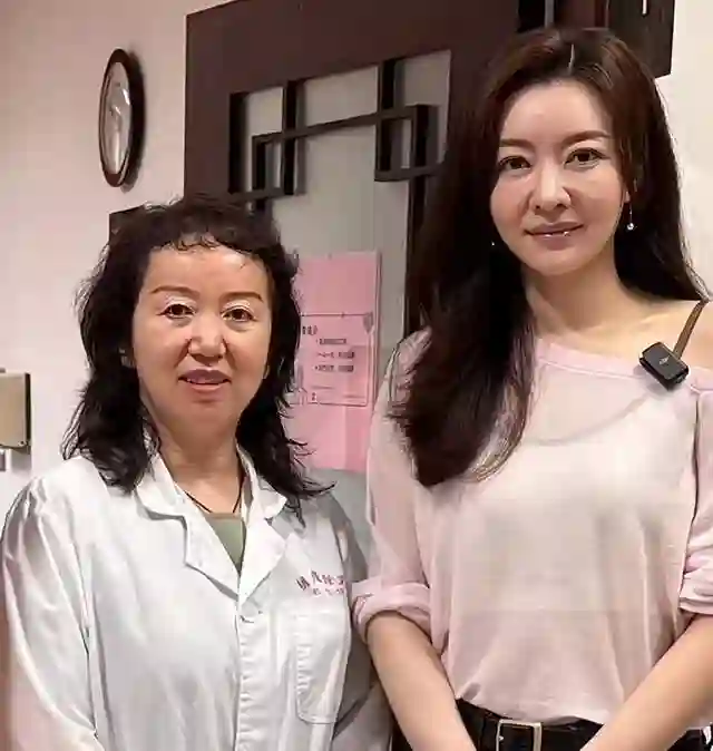 熊黛林现身杭州百年老店看病！素颜状态法令纹严重，医生亲自送别