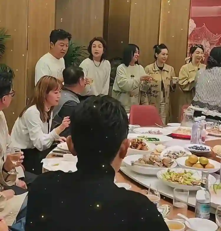 黄渤在华表奖后请客，全是京圈大佬，陈红只顾玩手机不懂人情世故