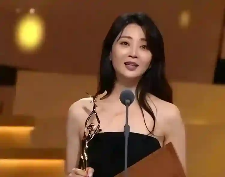 直到看完殷桃的家，终于明白她45岁却不着急结婚生子的原因了