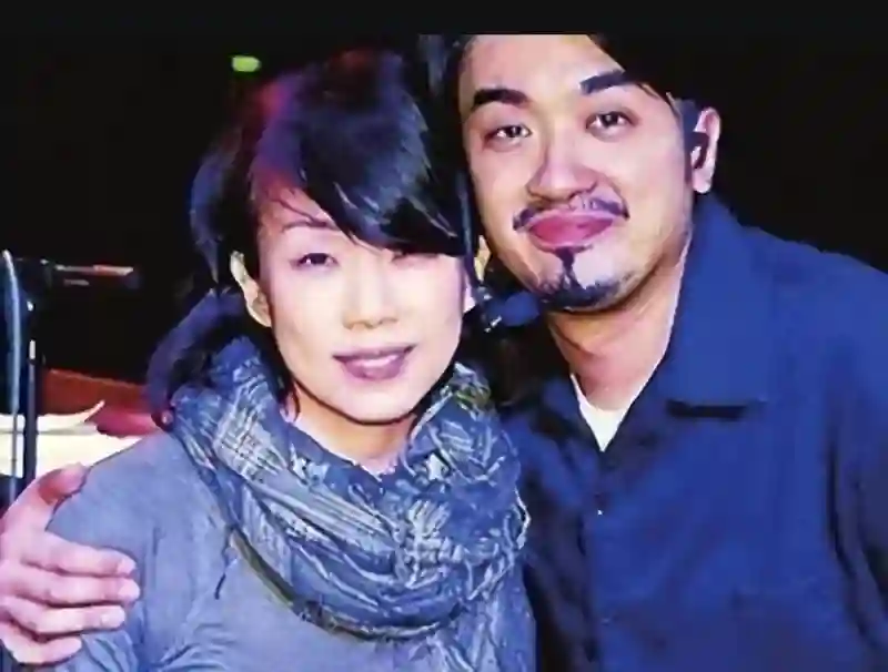 离婚21年，李宗盛早有娇妻，为何林忆莲仍不再婚？答案俗套又露骨