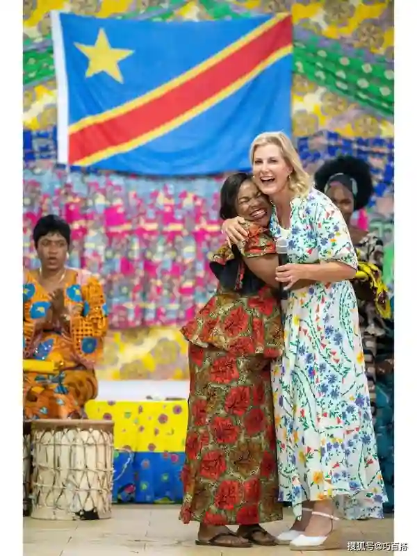 爱丁堡公爵夫人苏菲可不像60岁！官方生日美照贼有范，红气真养人
