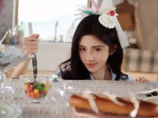 鞠婧祎蓝格裙扮蛋糕少女！甜妹感直接拉满