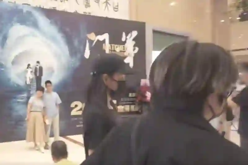 没分手？王鸥看何九华话剧，坐最佳位置不避讳，男方4月曾说未婚