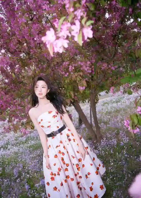 毛晓彤穿印花裙漫步公园，甜美少女感溢出<em>屏幕</em>