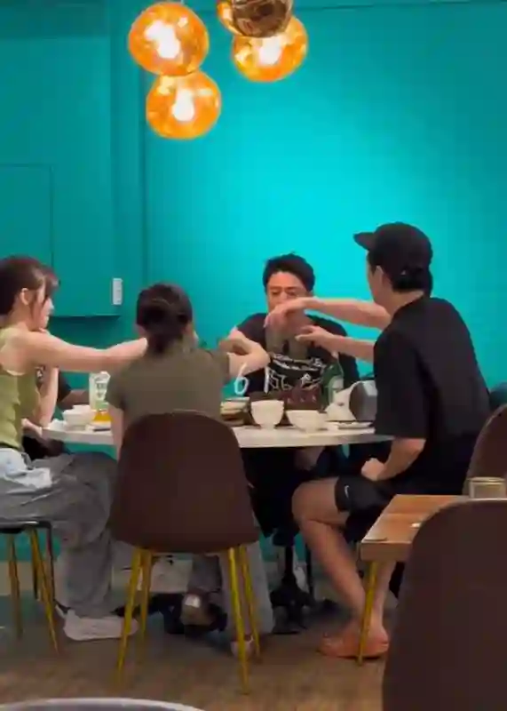 霍建华私下聚会被偶遇，四男二女喝到微醉，全程没看到老婆林心如