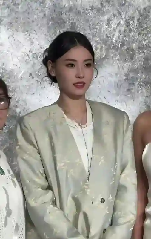 张柏芝“变脸”真相曝光，网友却集体叫好：44岁的她活得太爽了！