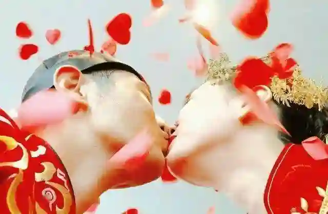 黄晓明前妻带儿子出游，8岁小海绵戴墨镜，穿长裤长袖，热到驼背