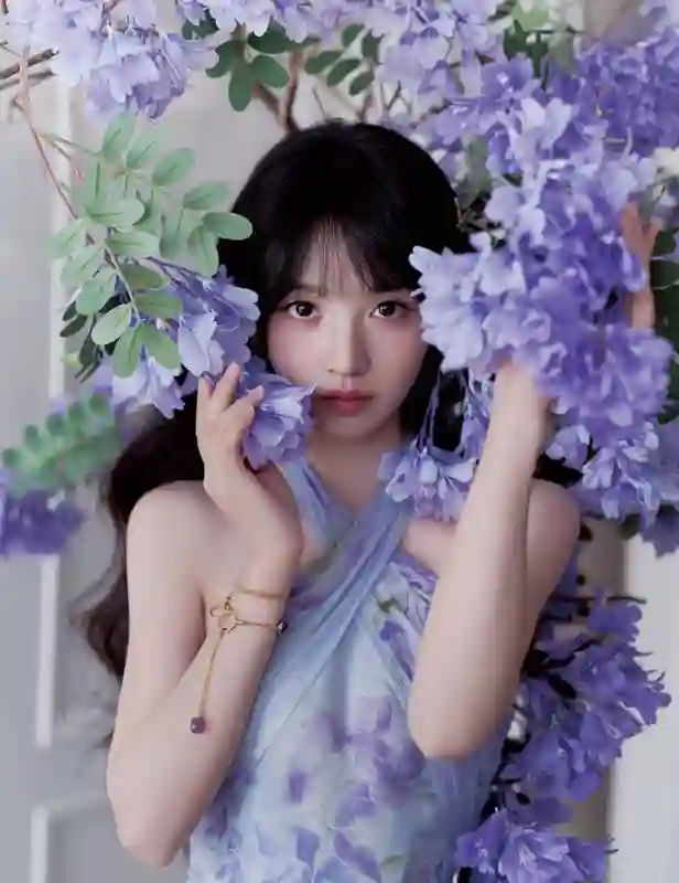 田曦薇紫色挂脖长裙造型，微卷簪花甜美灵动似精灵