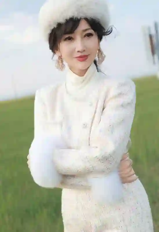 71岁赵雅芝晒竹影美照！白裙造型尽显优雅大气