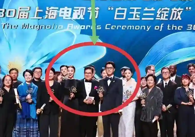 “九转大肠”曹可凡：揩油姜妍、抢C位，吃相实在太难看了
