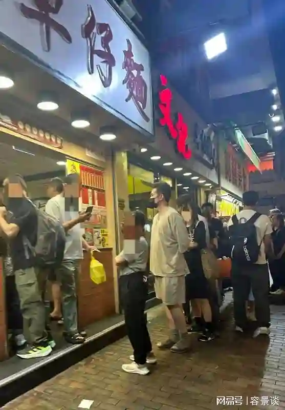 港星陈豪晚上出街，排队买车仔面，穿着袜子和拖鞋，完全不像明星