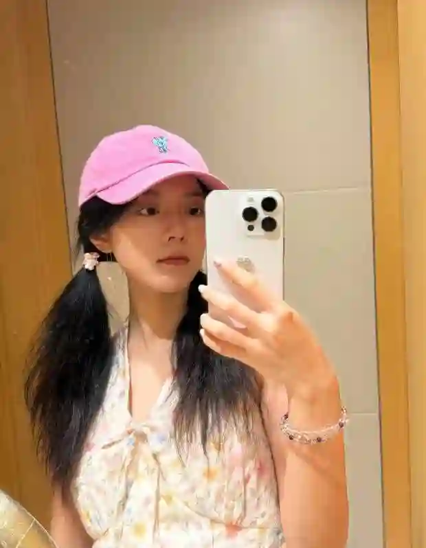 赵今麦双马尾搭配挂脖碎花上衣，活泼少女感溢出屏幕