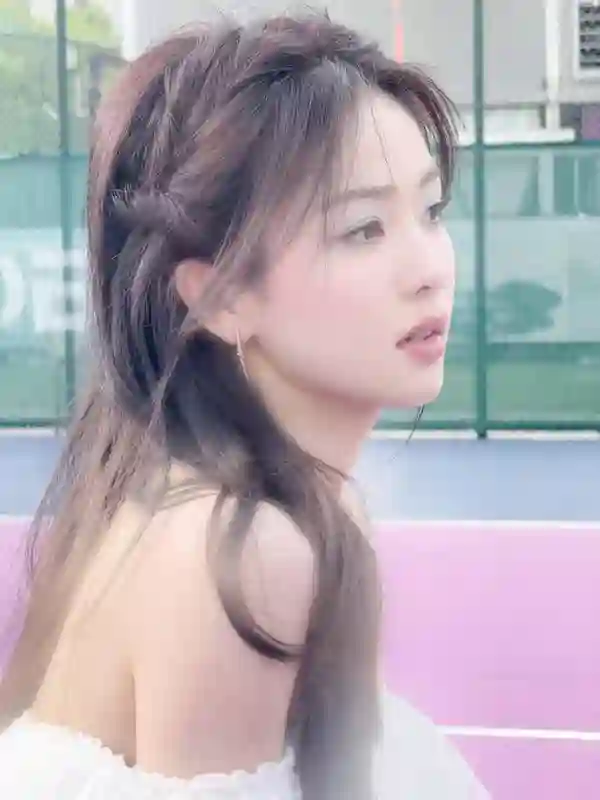 白鹿素色连衣裙搭配蓝紫眼影，清新灵动超惊艳