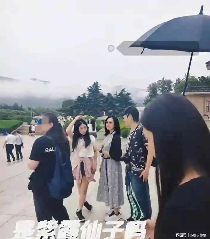 朱茵一家游西安！黄贯中老人味十足，头发花白背佝偻，女儿很像他