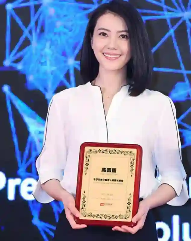 高圆圆算不算顶级大美人？看她跟李小冉贾静雯的合影，就有答案了