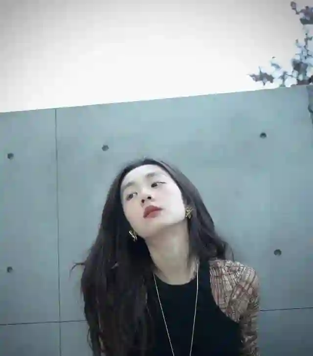 黄多多回国生图曝光！比孙莉矮半个头却美上热搜，口罩也难挡气质