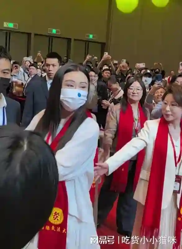 58岁王祖贤在无锡，眼皮浮肿像刀刻，出席活动被夹道欢迎，人气高