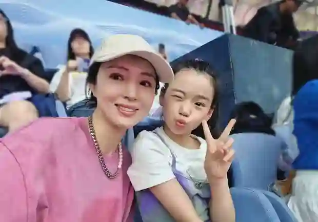 董璇携女儿追星林俊杰，小酒窝举灯牌甜笑入镜