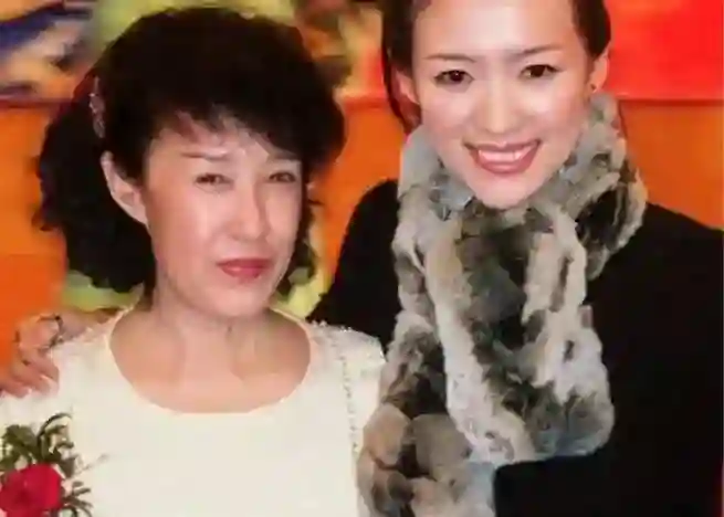 46岁章子怡摔伤后现身澳门，带妈妈购物恢复如初，妈妈也背名包