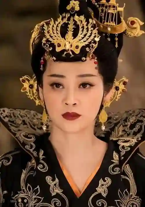 50岁梅婷南京被偶遇，路人视角难以言喻，腰粗脸大肉眼泡加大背头