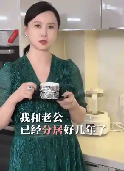 翁虹坦言与丈夫异国分居三年，距离反而让两人更加珍惜彼此