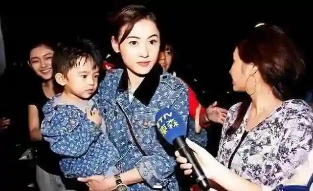 张柏芝儿子成绩曝光，谢霆锋突然给钱，当年真相被揭开？