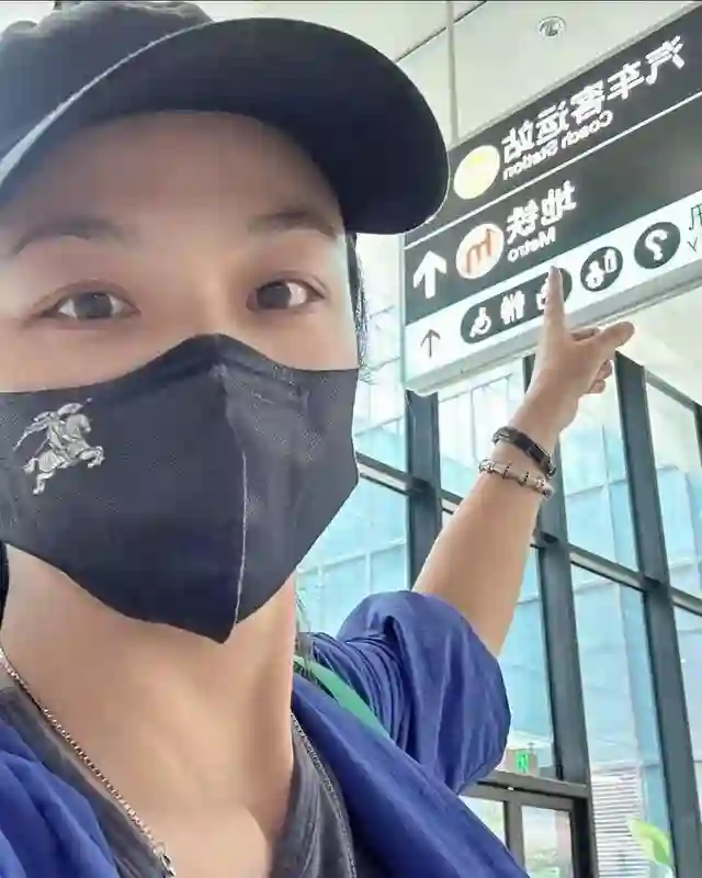 汤唯低调回国！独自乘坐公共交通回家，素颜自拍，看着好年轻