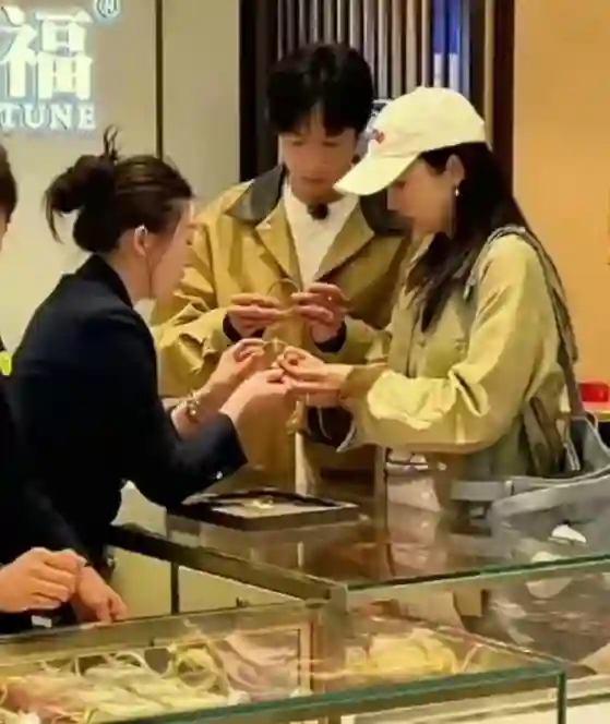 两个毫无交集的人突然结婚了？