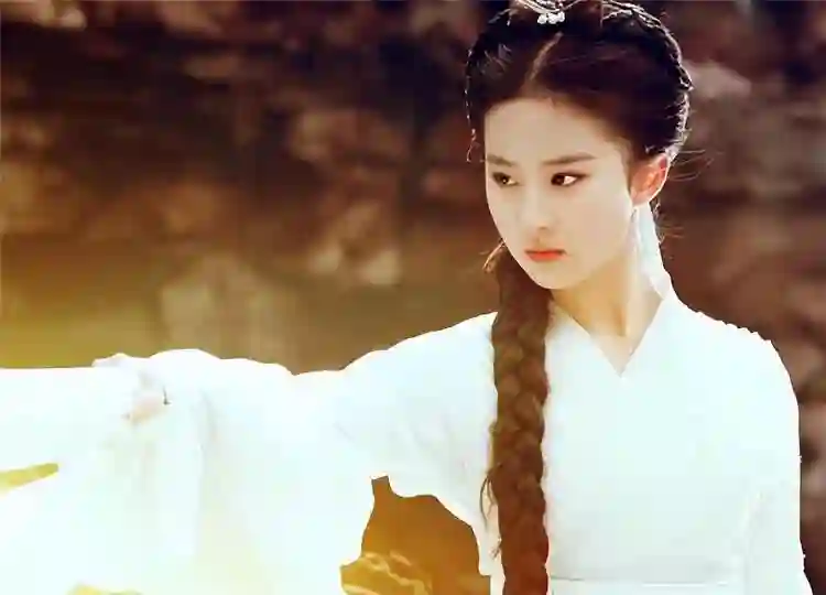刘亦菲母亲刘晓莉：长得比女儿还漂亮，两婚两离，66岁单身也幸福