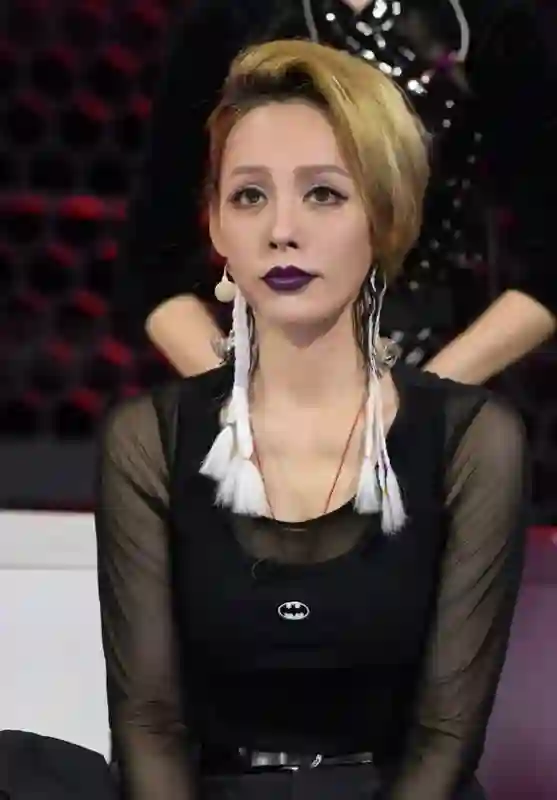 离婚两年，汪峰用求婚规格给宁静庆生，彻底撕碎章子怡最后的体面