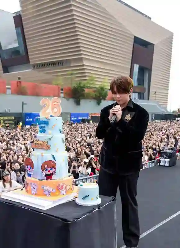 香港顶流姜涛迎来26岁生日，众多粉丝齐聚应援阵仗超壮观