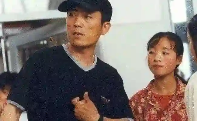 她和章子怡同时成名，却被张艺谋嫌“太丑”而退圈，如今凭实力，再次实现逆袭