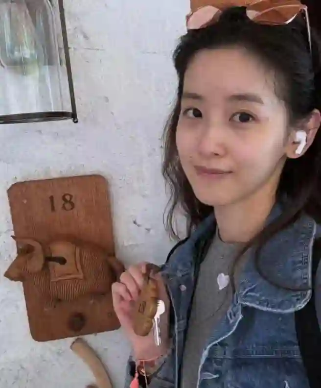 章泽天晒打网球美照，嘴角现一大块棕色血瘀，素颜出镜变黑不少