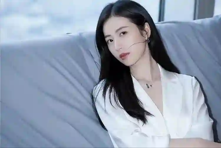 她是肖战八年的闺蜜，李现如今的绯闻女友，是娱乐圈帅哥收割机