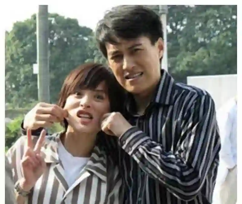 原来她就是靳东的妻子，因戏生情恩爱15年，娶一个贤妻旺三代