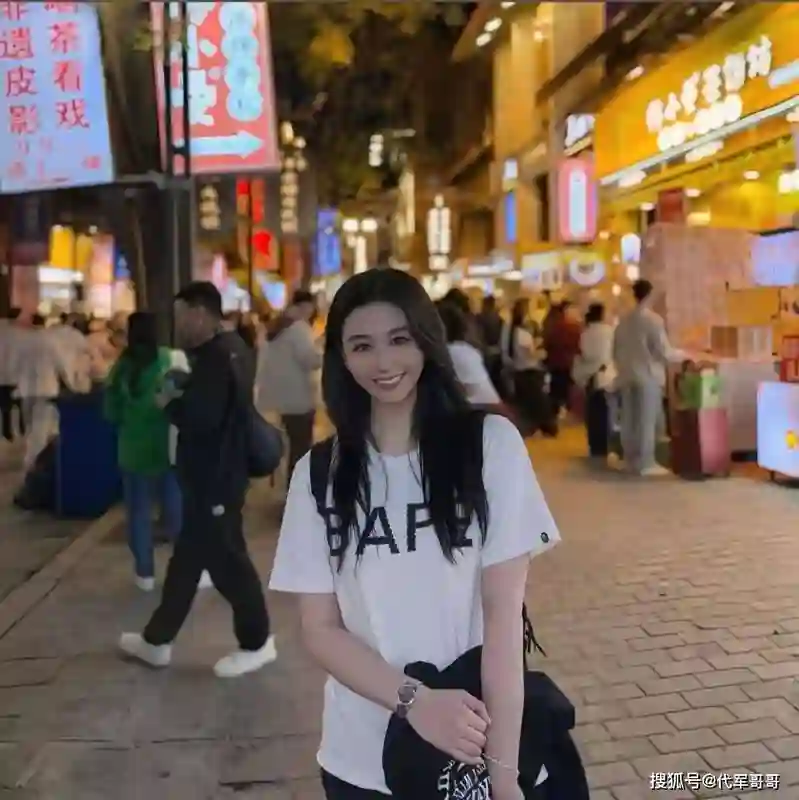 57岁邱淑贞带女儿沈月游西安！扎丸子头显年轻，状态让人羡慕
