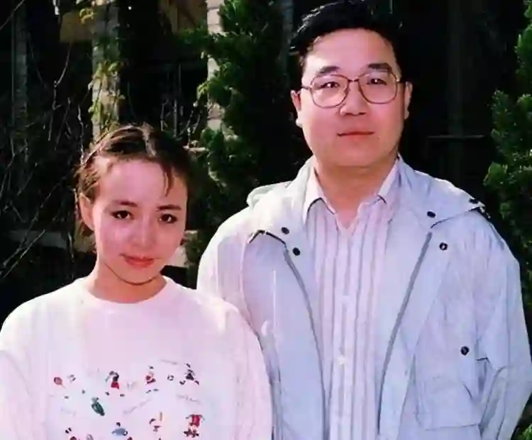 宋丹丹儿媳妇现状：整天烟不离手，和巴图相处像母子，俩孩超像他
