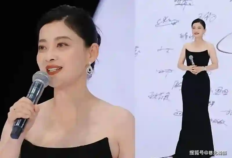 梅婷回京老公曾剑现身接机，黑衣装扮“老人味”明显，牵手像父女