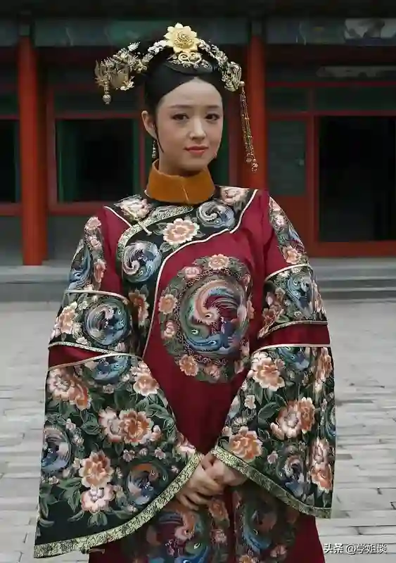 蒋欣素颜游玩脸部松垮像大妈！网友骂：还冲人瞪眼撇嘴，架子挺大