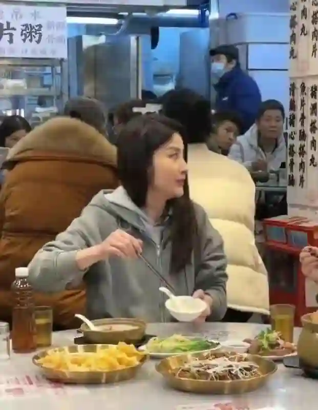 52岁陈慧琳在广州吃大排档, 大口嗦粉拍