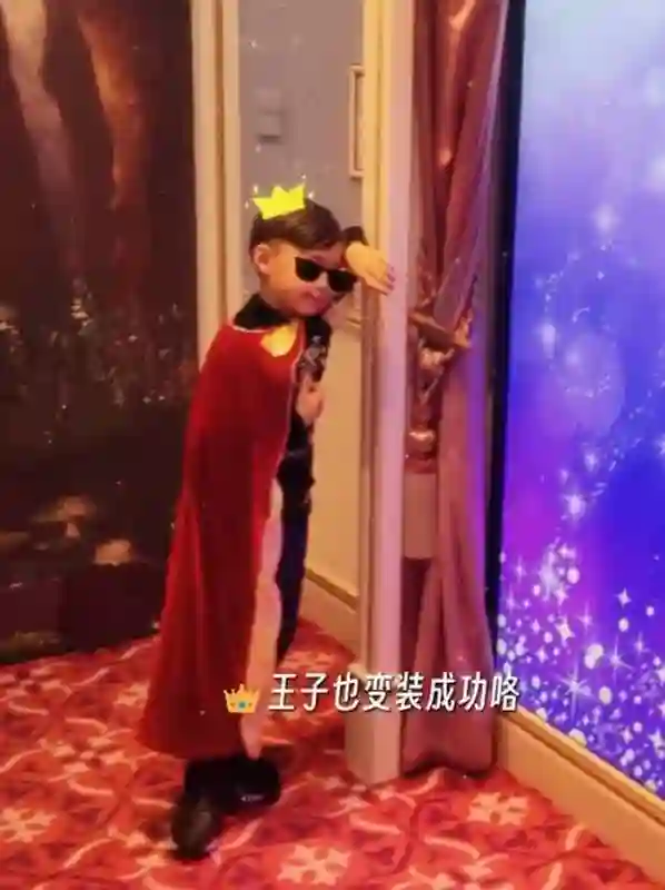 昆凌携三萌娃畅游迪士尼！为大女儿海瑟薇打造 10 岁童话生日宴
